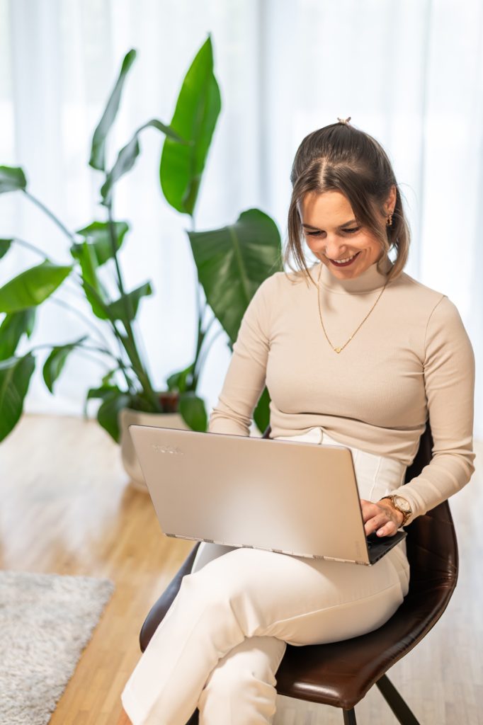 Melina Bollhalder, virtual assist - Melina, Expertin im Online-Marketing