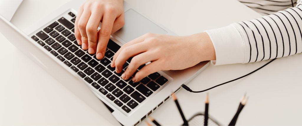 E-Mail-Marketing 2026 Relevanz: Tippende Hände an einer Laptop-tastatur