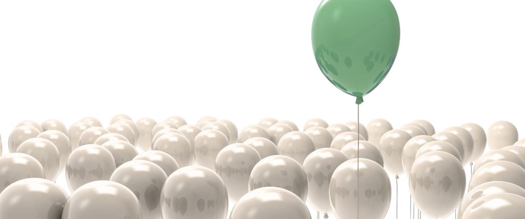 Positionierung und Differenzierung: viele beige Ballone und einen grünen der heraussticht